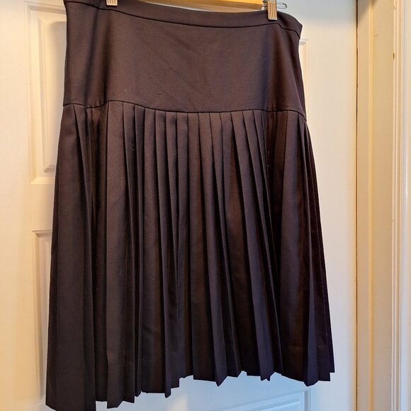 Navy blue lightweight wool skirt with knife pleats - Picture 1 of 4